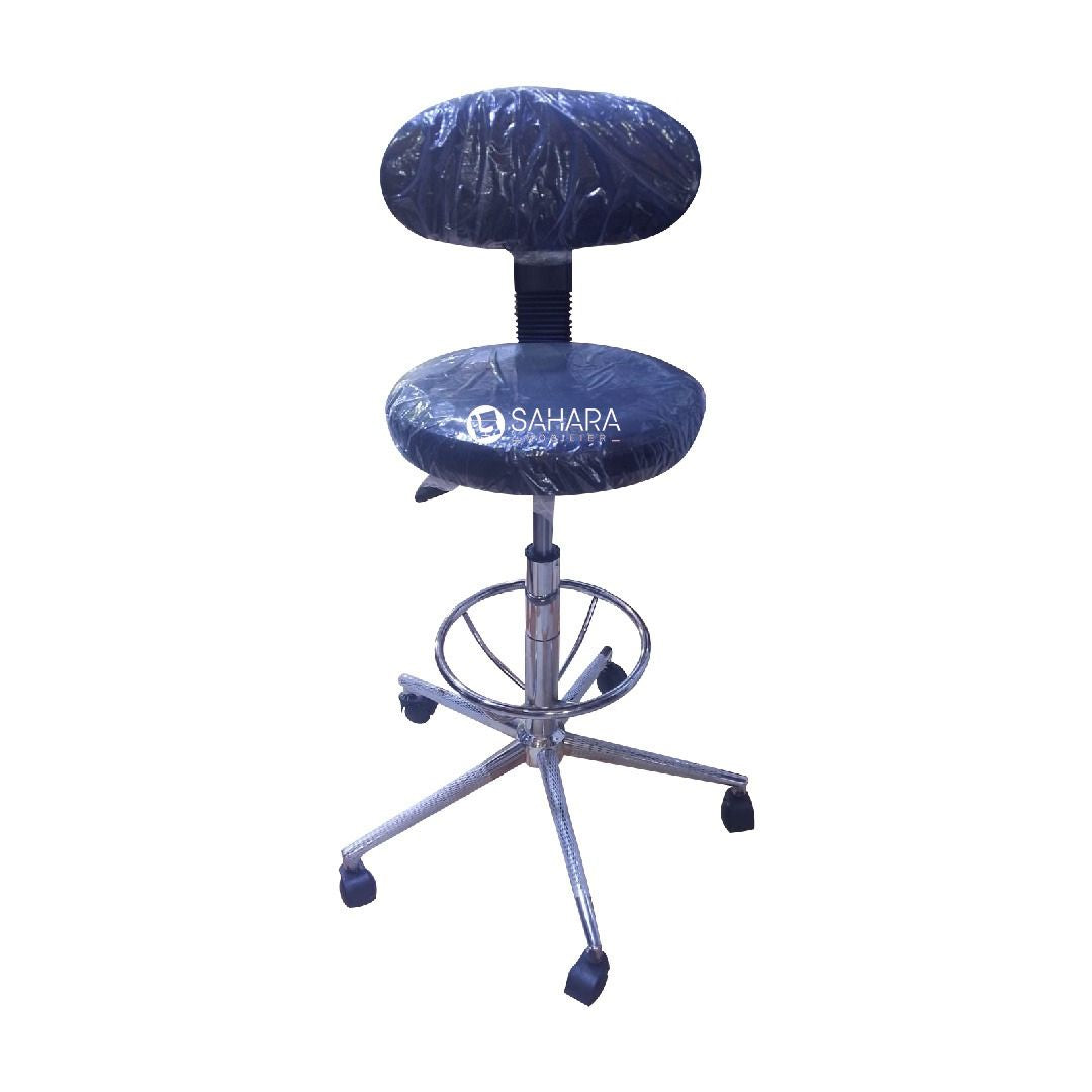 Structure : Base en métal chromé ou PVC pour une robustesse et une stabilité optimales.
Assise : Coussin rond rembourré en mousse avec revêtement en simili cuir résistant, facile à nettoyer.
Dossier : Conçu pour offrir un soutien lombaire, recouvert du même matériau que l'assise pour un design uniforme.
Réglage en hauteur : Système à vérin pneumatique permettant un ajustement facile de la hauteur pour s'adapter aux différents plans de travail.
Mobilité : Équipé de roulettes pivotantes pour un déplacement fl